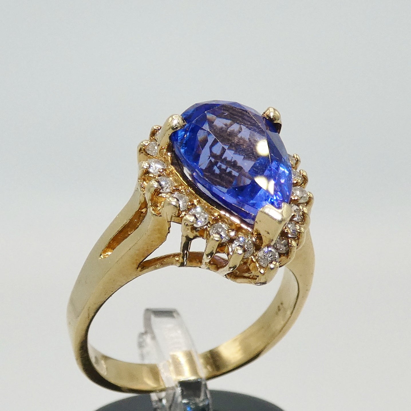 14K Gold Tanzanite & Diamond Ring
